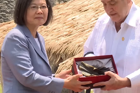 雕塑作品《翱翔蒼穹》